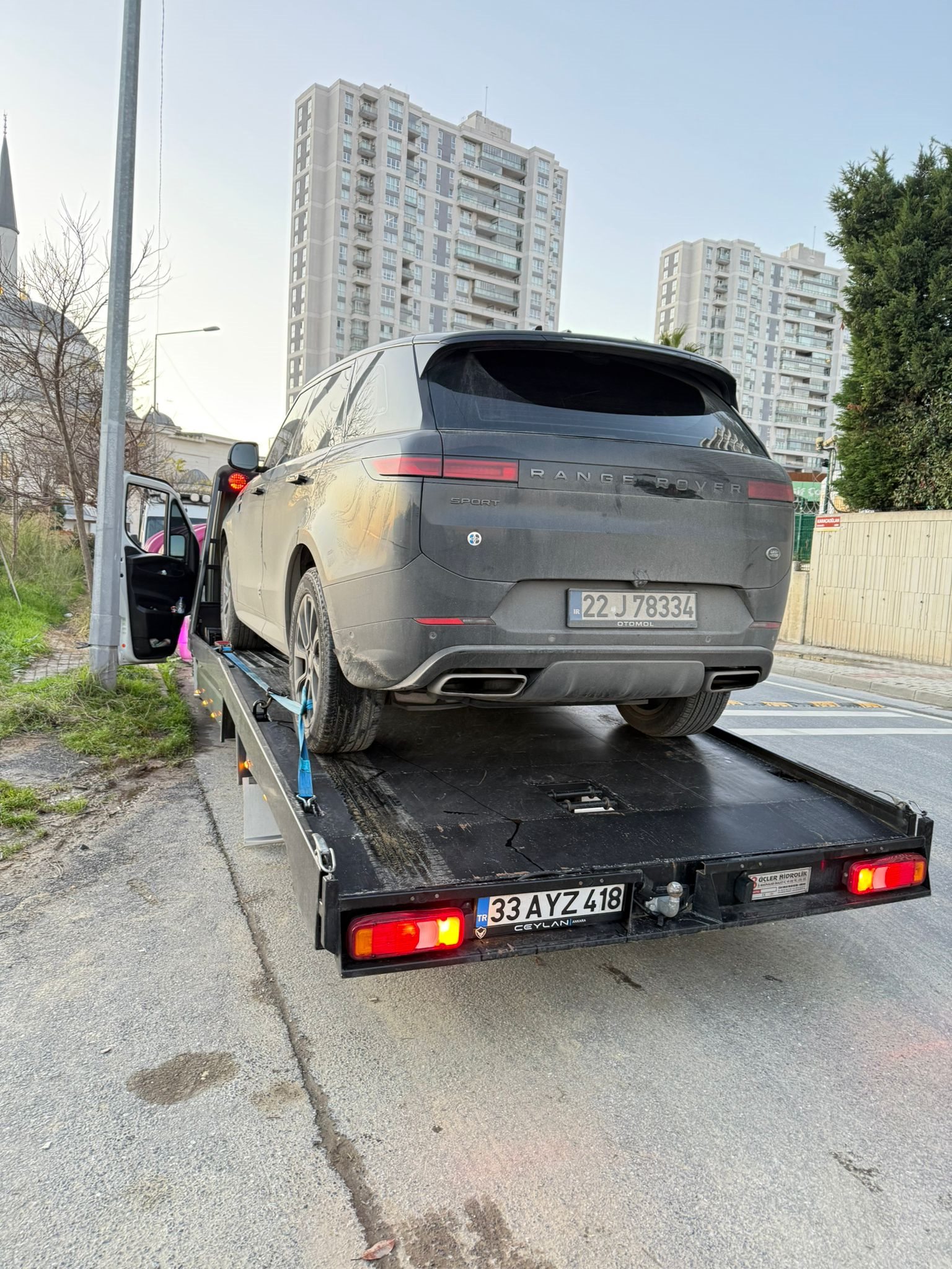 Beylikdüzü çekici - Range Rover aracın platform çekiciye yüklenmesi